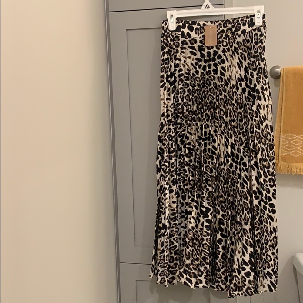NWT Vestique cheetah pleated maxi skirt